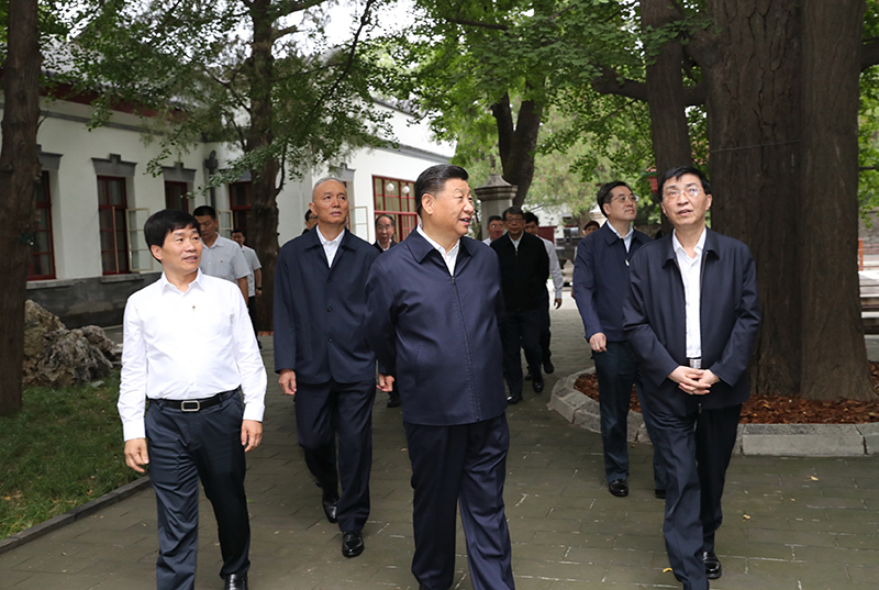 9月12日，中共中央總書記、國家主席、中央軍委主席習(xí)近平視察中共中央北京香山革命紀(jì)念地。這是習(xí)近平瞻仰雙清別墅。