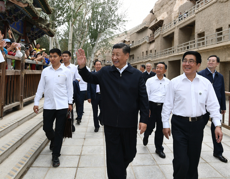 8月19日至22日，中共中央總書記、國家主席、中央軍委主席習近平在甘肅考察。這是19日下午，習近平在敦煌莫高窟考察調研時，向正在參觀的游客親切招手致意。