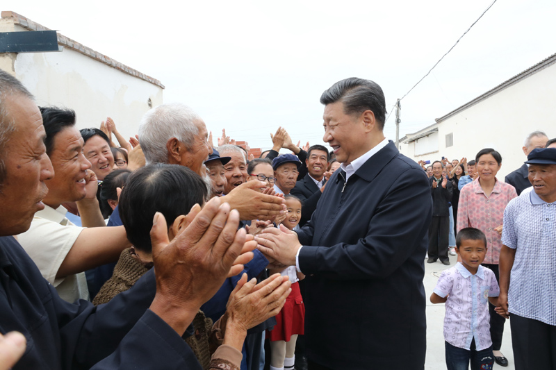 8月19日至22日，中共中央總書記、國家主席、中央軍委主席習近平在甘肅考察。這是21日上午，習近平在武威市古浪縣黃花灘生態(tài)移民區(qū)富民新村同村民親切交談。