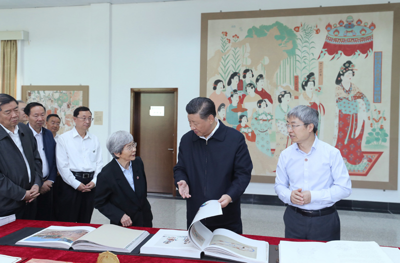 8月19日至22日，中共中央總書記、國家主席、中央軍委主席習近平在甘肅考察。這是19日下午，習近平在敦煌研究院察看珍藏文物和學術成果展示，了解文物保護和研究、弘揚優(yōu)秀歷史文化情況。