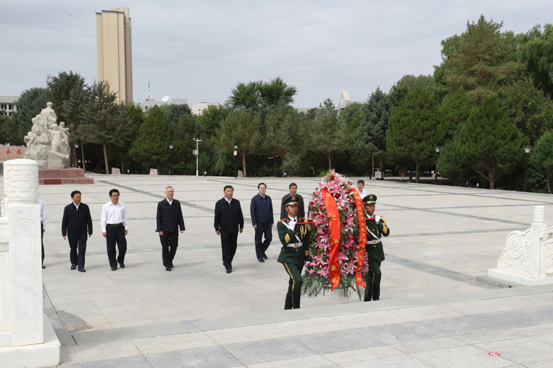 8月19日至22日，中共中央總書記、國家主席、中央軍委主席習近平在甘肅考察。這是20日上午，習近平來到張掖市高臺縣，瞻仰中國工農紅軍西路軍紀念碑，向革命先烈敬獻花籃。
