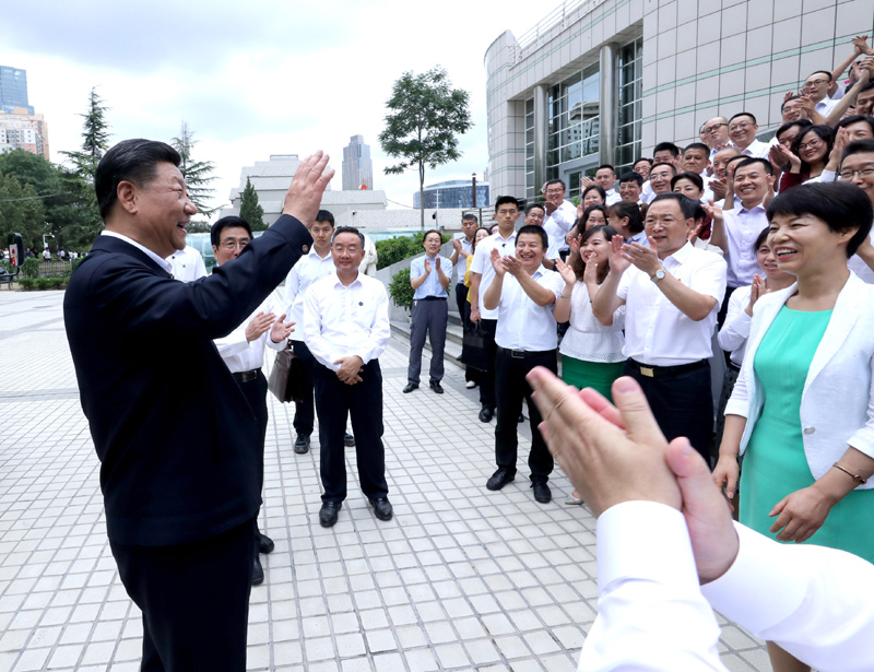 8月19日至22日，中共中央總書記、國家主席、中央軍委主席習近平在甘肅考察。這是21日下午，習近平在讀者出版集團有限公司同工作人員親切交談。
