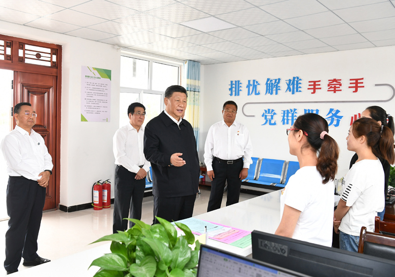 8月19日至22日，中共中央總書記、國家主席、中央軍委主席習近平在甘肅考察。這是21日上午，習近平在武威市古浪縣黃花灘生態(tài)移民區(qū)富民新村黨群服務中心考察。